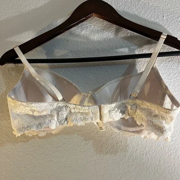 Marilyn Monroe Cream Lace Bra - Picture 5 of 5